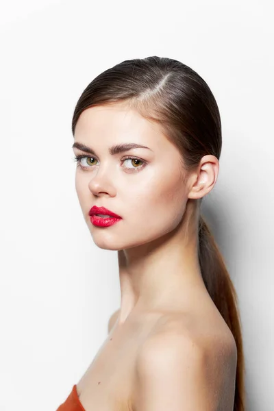Lady z różowymi czerwonymi ustami obnażone ramiona atrakcyjny wygląd jasny makijaż — Zdjęcie stockowe