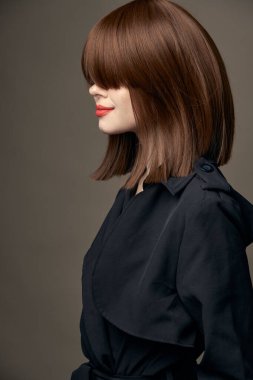 Bej arka plan güzel kadın açık renk takım elbise