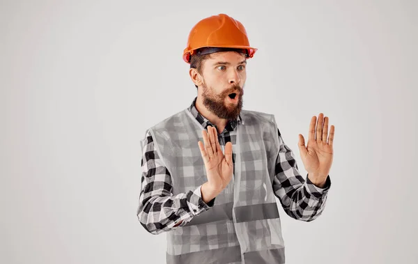 Bauarbeiter in orangefarbener Uniform bei Sicherheitsarbeiten — Stockfoto