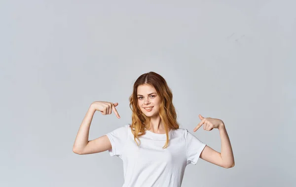 Nő fehér pólóban kivágott másolási tér érzelmek modell — Stock Fotó
