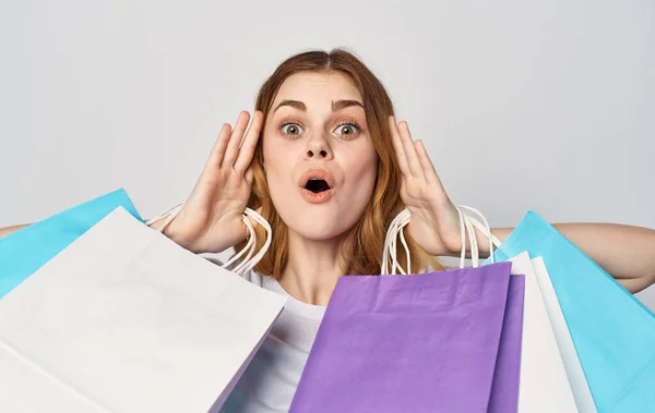 Hezká žena s balíčky v ruce nákupy dovolená — Stock fotografie