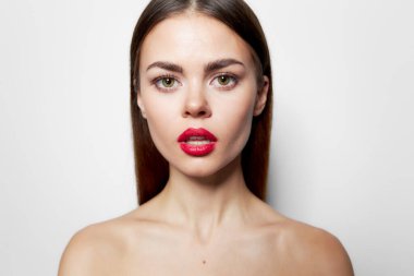 Kırmızı dudaklar çıplak omuzlar, çekici bir görünüş. 