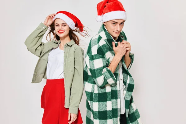 Les couples heureux et les femmes dans des chapeaux de fête et des vêtements lumineux Noël Nouvel An — Photo