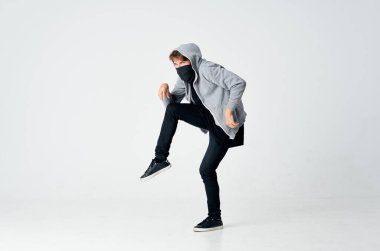 Kapüşonlu gizli maskeli bir erkek hırsız.