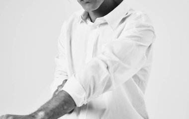 Açık tişörtlü yakışıklı genç adam saç modelini kesmiş.