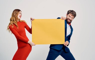 Erkekler, kadınların ellerindeki maketi alır. Duygularının reklamını yapar.