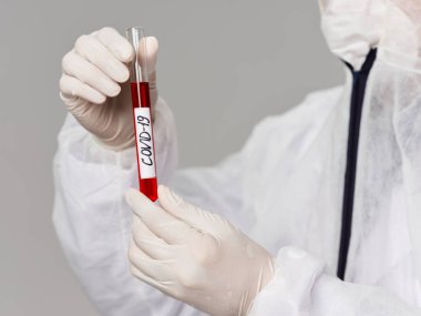 Erkek laboratuvar asistanı tedavi aşısını analiz ediyor