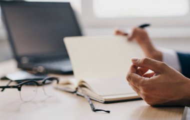 İş gözlüğü finansman belgesi dizüstü bilgisayarcı ofisi kırpılmış görünüm