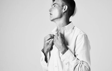 Siyah beyaz tişörtlü yakışıklı adam. Model Boşluğu Kopyala