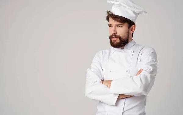 Mannelijke kok in lichte kleding en hoofdtooi bijgesneden uitzicht gelijkaardig plan portret — Stockfoto