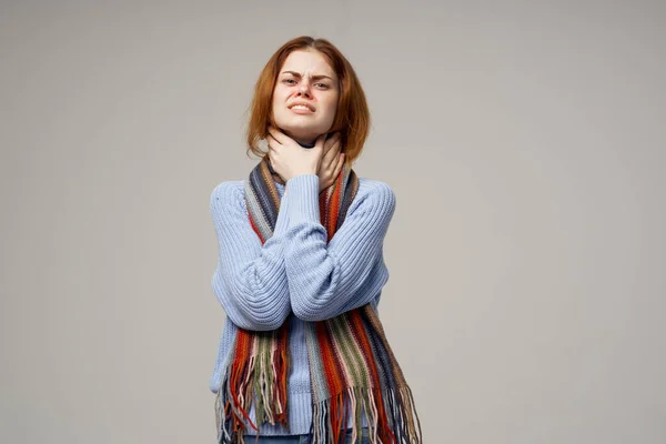 Frau krank auf grauem Hintergrund und gesundheitliche Probleme Hals laufende Nase Schal — Stockfoto
