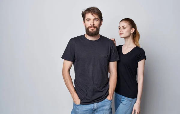 Giovane coppia in nero t-shirt e jeans studio stile di vita elegante — Foto Stock