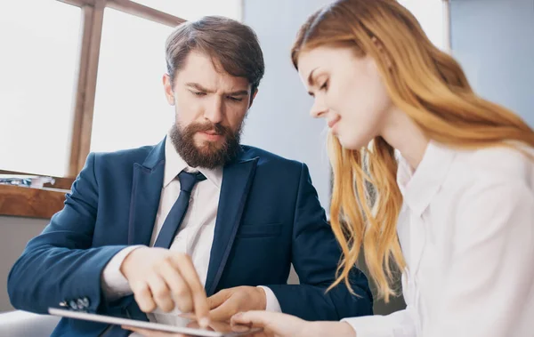 Uomo e donna in ufficio tablet lavoro colleghi professionisti lavorano — Foto Stock