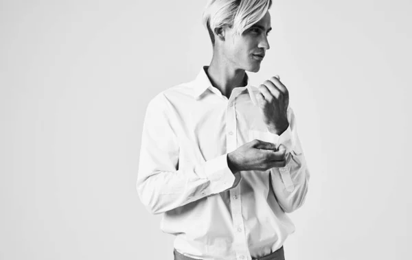 Retrato de um jovem em uma camisa em um fundo leve terno de cavalheiro — Fotografia de Stock