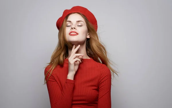 Mooie vrouw in rode jurk caps charme elegante stijl luxe close-up — Stockfoto