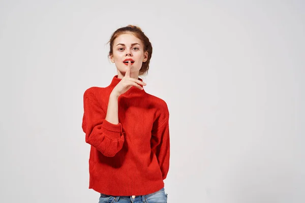 Portret van mooie vrouw in rode trui handen in de buurt van gezicht emoties model — Stockfoto