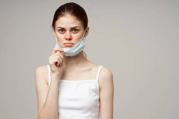 Femme malade masque médical froid insatisfaction Studio — Photo