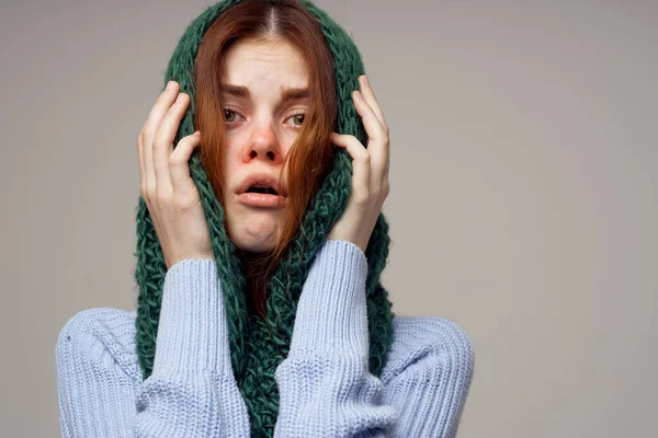 Mulher de malha cachecol em sua cabeça problemas de saúde corrimento nariz camisola azul — Fotografia de Stock