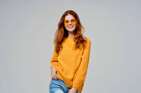 Mujer bonita emociones diversión moda amarillo gafas estudio aislado fondo — Foto de Stock