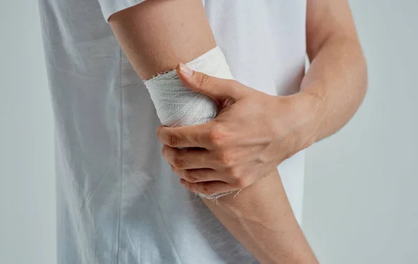 Hombre con herida brazo vendaje medicina al paciente —  Fotos de Stock