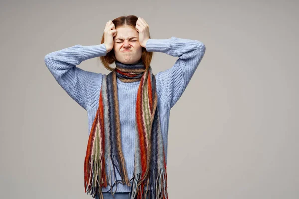 Frau berührt ihren Kopf mit den Händen Gesundheitsprobleme warme Kleidung Kopfschmerzen — Stockfoto