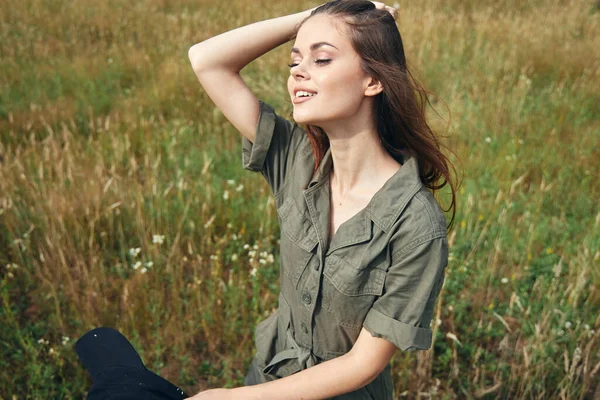 Mulher no prado olhos fechados ar fresco natureza sol — Fotografia de Stock