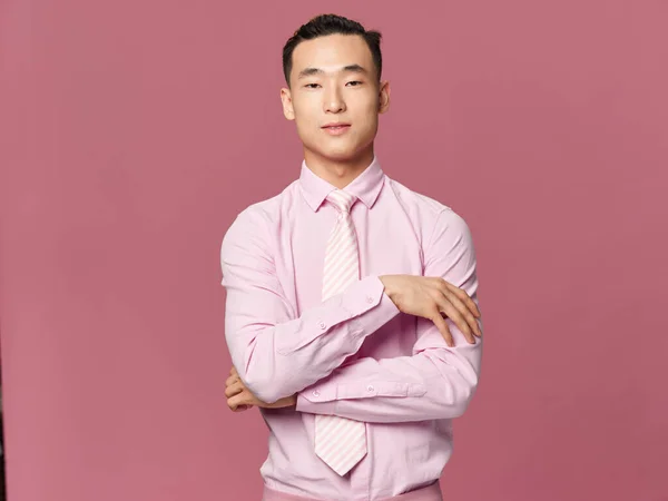 Bonito homem asiático aparência terno atraente aparência auto confiança rosa fundo — Fotografia de Stock