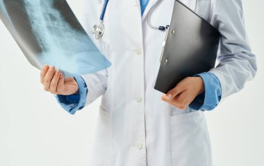 Yeni teknoloji hemşiresi steteskoplu doktor kadın doktor.