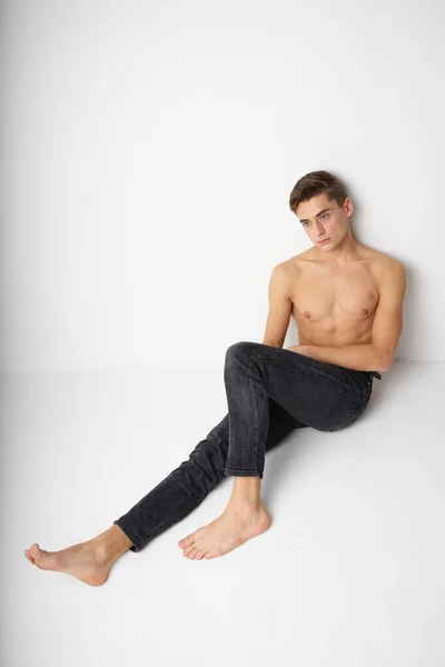 Muž sedí na podlaze nahý trup moderní styl sebevědomí — Stock fotografie