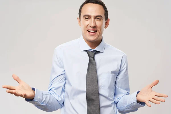 Forretningsmann blått skjorte slips kaster opp hendene smil suksess – stockfoto