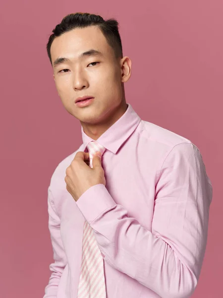 Homem de aparência asiática estilo elegante Estúdio isolado fundo — Fotografia de Stock