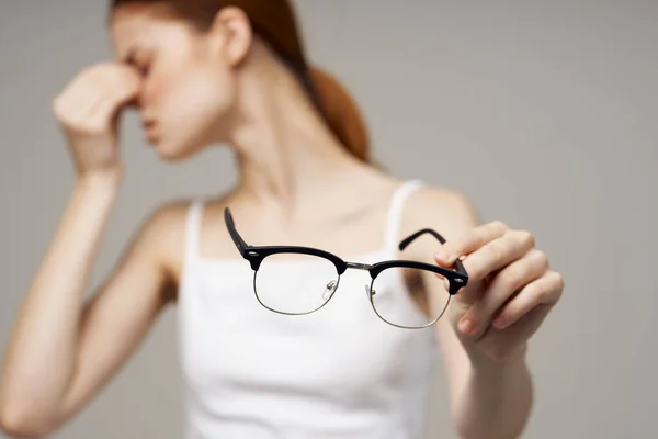 흰색 티셔츠 안경을 쓴 여성 근시 문제가 있는 여성 — 스톡 사진