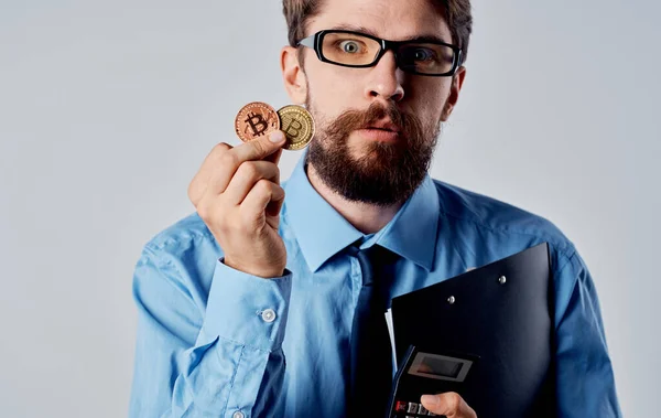 Чоловік в сорочці з краваткою фінансист криптовалюта фінансів технології — стокове фото