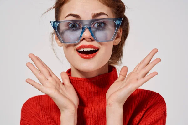 Mujer de moda en gafas azules maquillaje brillante labios rojos emociones modelo — Foto de Stock