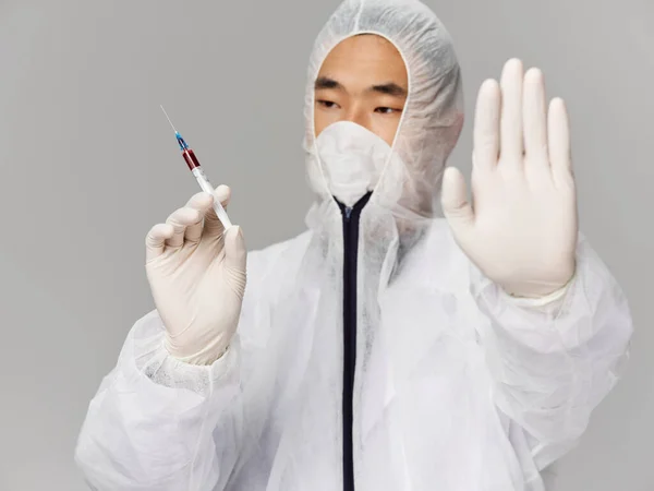 건강 연구에 의해 보호 해 주는 의료용 옷을 입고 있는 실험실 보조원 — 스톡 사진