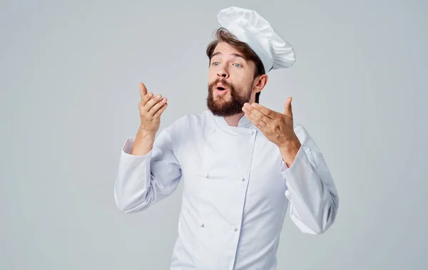 Šéfkuchař v lehkém oblečení na šedém pozadí oříznutý pohled na model — Stock fotografie