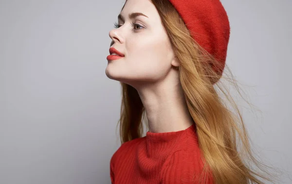 Mujer bonita en vestido rojo lujoso glamour aspecto atractivo recortado vista estudio —  Fotos de Stock
