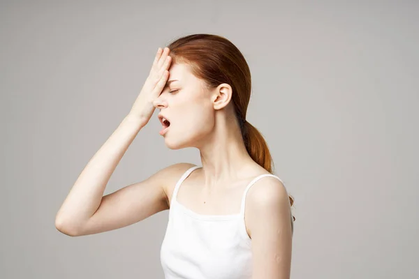 Mujer en blanco camiseta emociones modelo desnudo hombros problemas de salud irritabilidad — Foto de Stock