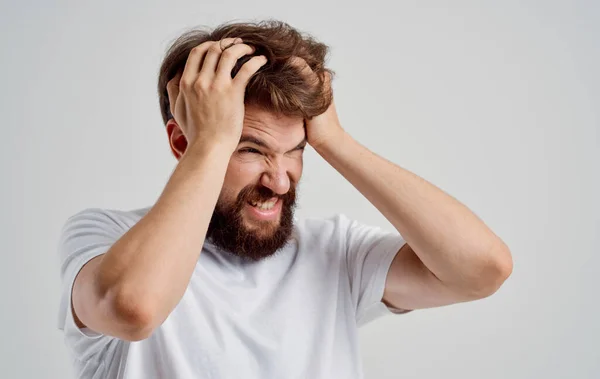Bebaarde man houdt zijn hoofd ontevredenheid gezondheidsprobleem stoornis — Stockfoto