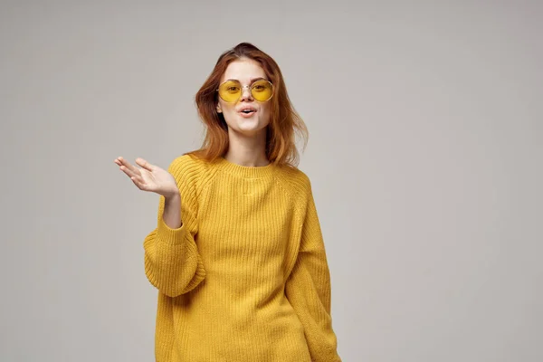 Žena ve žlutém svetru zábava pracovní studio radost móda — Stock fotografie