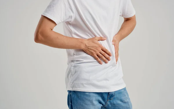 Kille i t-shirt och jeans vidrör händerna nära buken smärta magproblem blindtarmsinflammation — Stockfoto
