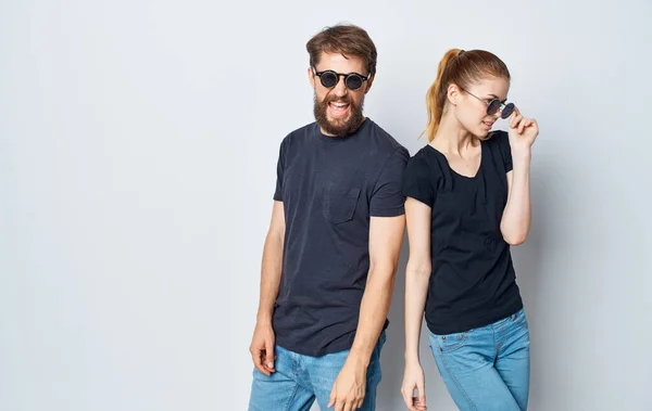 Veselý mladý pár nosí sluneční brýle ležérní oblečení studio komunikace izolované pozadí — Stock fotografie