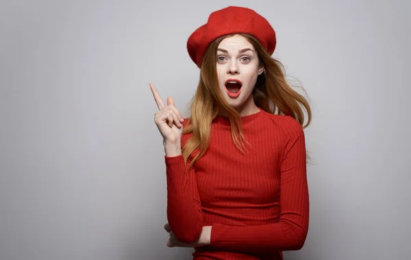 Csinos nő piros ruhában csillogó kalap érzelmek meglepett megjelenés — Stock Fotó