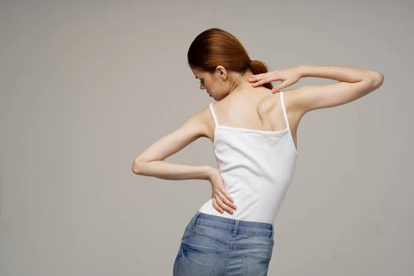Kobieta stojąca masaż pleców skolioza medycyna pojedyncze tło — Zdjęcie stockowe