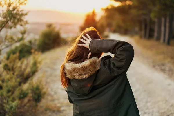 Mujer al aire libre en chaqueta aire fresco sol vista trasera —  Fotos de Stock