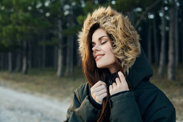 Mujer bonita ojos cerrados cálido chaqueta encapuchada naturaleza —  Fotos de Stock