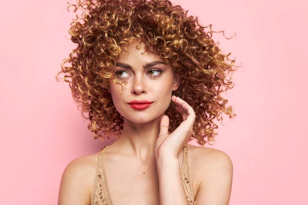 Mujer mirada desconcertada al lado brillante maquillaje fondo —  Fotos de Stock