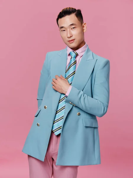 Lindo hombre en traje auto confianza recortado vista rosa fondo —  Fotos de Stock