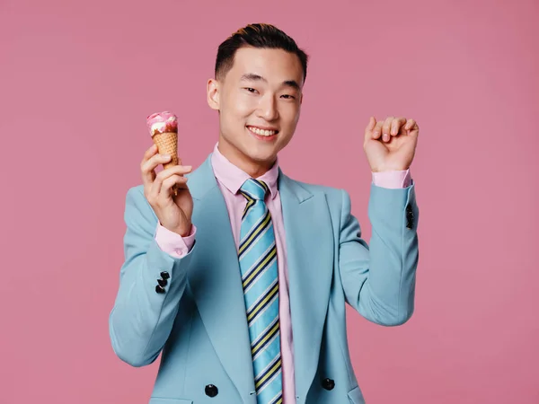 Cheerful man in a suit ice cream self confidence joy pink background — Stock Photo, Image