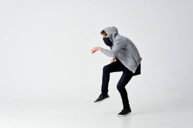 Maskeli bir adam gizlice suç stüdyosuna girer.